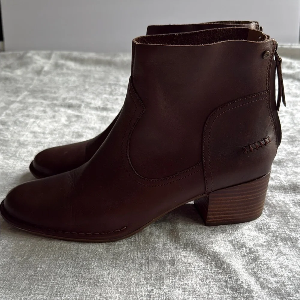 UGG Brown Suede Ankle Booties with Block Heel New Never Worn (11)